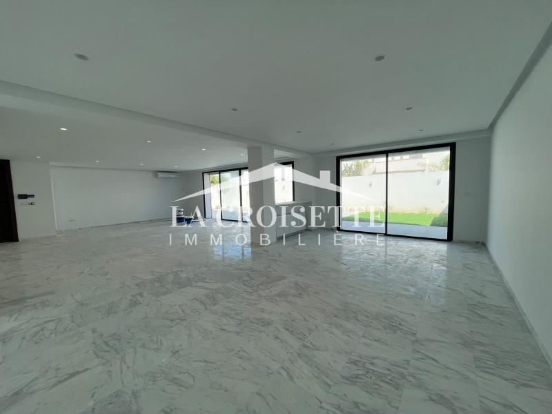 Villa S+3 avec piscine et jardin à Gammarth